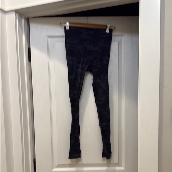 SPANX Black and Grey Camo Leggings Stretchy Full-Length Bottoms - Picture 1 of 4